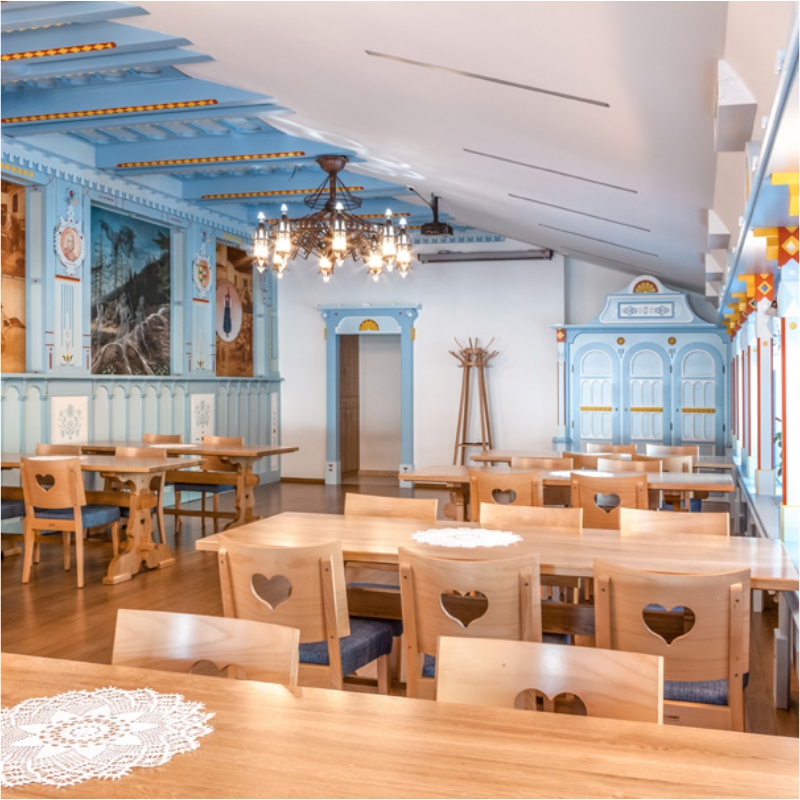 Valašská restaurace s tradiční dekorací
